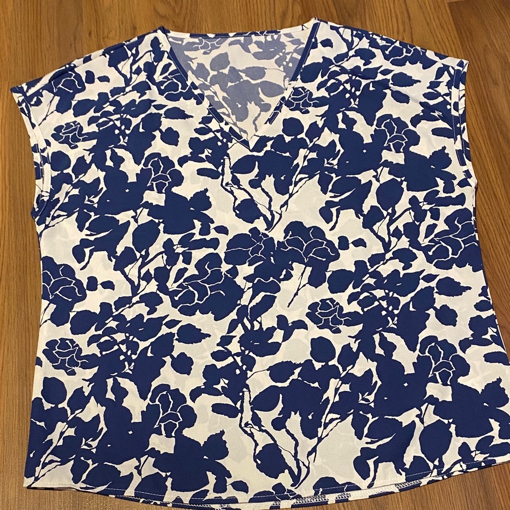 ✨8/$10. Emery Rose. Floral Blue and White Women's Top. Size Medium